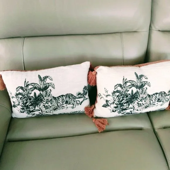 COTTON & VELVET PRINT PILLOW WITH TIGEr IMAGES & TASSELS - Picture 10 of 10